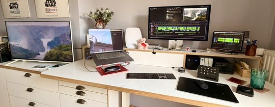 Schnittplatz mit 4K-Vorschaumonitor, Laptop und Schnittsystem in Berlin